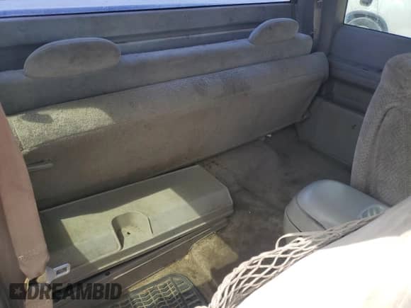 1998 Chevrolet Silverado 1500 z VIN 1GCEC19R2WE165144, wystawiony jako Copart lot #70020375 z przebiegiem 354 838 mil mil oraz Szkoda całkowita • Salvage title. Historia ofert i sprzedaży dostępna na DreamBid. Obrazek 10.