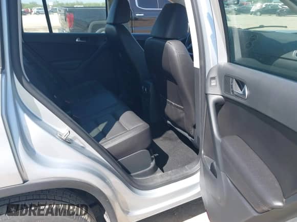 2017 Volkswagen Tiguan S с VIN WVGBV7AX1HK007484, выставлен на аукционе IAAI как лот 42864381 с пробегом 113 001 миль миль и . История ставок и продаж доступна на DreamBid. Изображение 8.