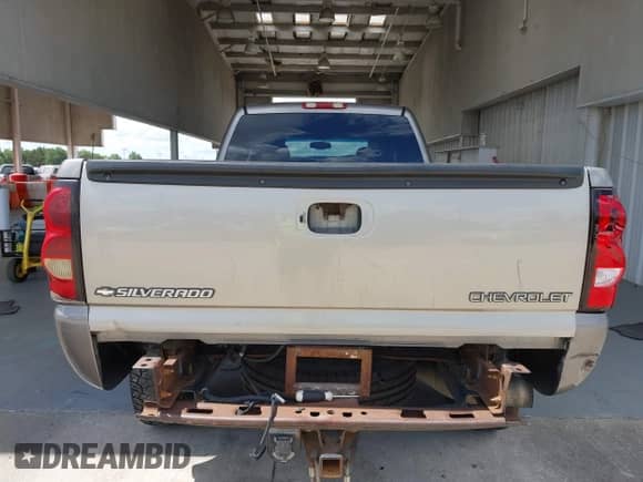 2006 Chevrolet Silverado 2500HD LT3 z VIN 1GCHK23D16F237450, wystawiony jako IAAI lot #42576469 z przebiegiem 170 829 mil mil oraz . Historia ofert i sprzedaży dostępna na DreamBid. Obrazek 17.
