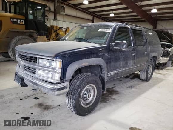 1999 Chevrolet Suburban z VIN 1GNGK26J2XJ333199, wystawiony jako Copart lot #88689555 z przebiegiem 251 752 mil mil oraz Szkoda całkowita • Salvage title. Historia ofert i sprzedaży dostępna na DreamBid. Obrazek 1.