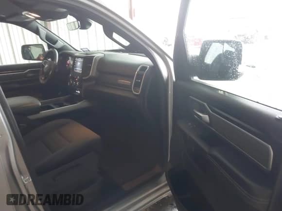 2020 Ram 1500 Big Horn z VIN 1C6RREFT4LN219151, wystawiony jako IAAI lot #41282743 z przebiegiem 77 189 mil mil oraz . Historia ofert i sprzedaży dostępna na DreamBid. Obrazek 5.