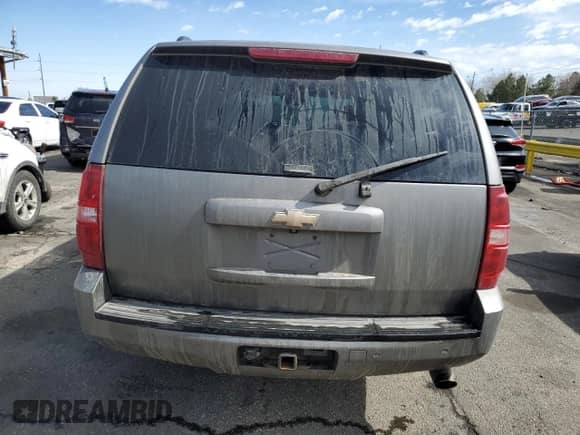 2008 Chevrolet Suburban LTZ z VIN 1GNFK16Y18R165402, wystawiony jako Copart lot #47832565 z przebiegiem 184 399 mil mil oraz Szkoda całkowita • Salvage title. Historia ofert i sprzedaży dostępna na DreamBid. Obrazek 6.