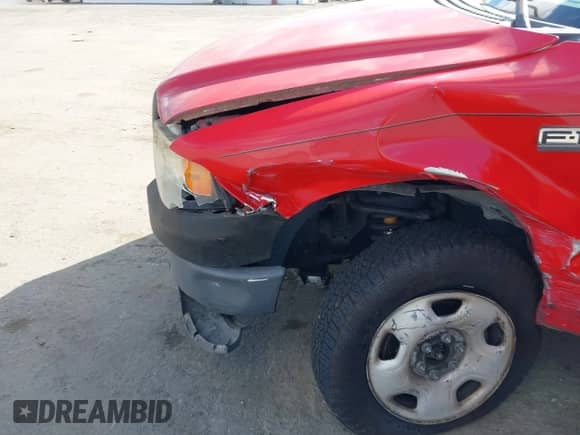 2006 Ford F-150 XL z VIN 1FTRF12W06NB85787, wystawiony jako IAAI lot #43104241 z przebiegiem 120 454 mil mil oraz . Historia ofert i sprzedaży dostępna na DreamBid. Obrazek 6.