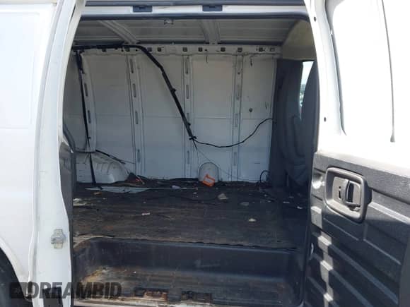 2011 Chevrolet Express Cargo z VIN 1GCWGFCA2B1162013, wystawiony jako IAAI lot #43124177 z przebiegiem 265 494 mil mil oraz . Historia ofert i sprzedaży dostępna na DreamBid. Obrazek 8.