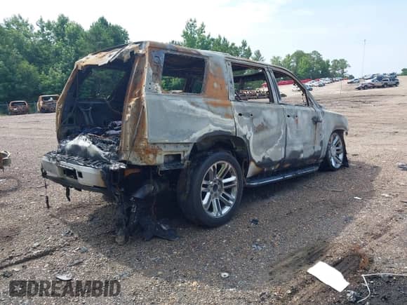 2016 Cadillac Escalade Luxury Collection z VIN 1GYS4BKJ9GR139753, wystawiony jako IAAI lot #42551226 z przebiegiem Nie podano mil oraz . Historia ofert i sprzedaży dostępna na DreamBid. Obrazek 4.