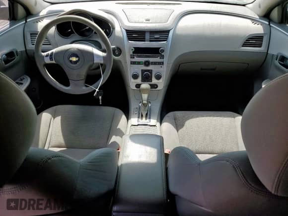 2011 Chevrolet Malibu 1LS z VIN 1G1ZB5E18BF152438, wystawiony jako Copart lot #86481555 z przebiegiem Nie podano mil oraz Szkoda całkowita • Salvage title. Historia ofert i sprzedaży dostępna na DreamBid. Obrazek 8.