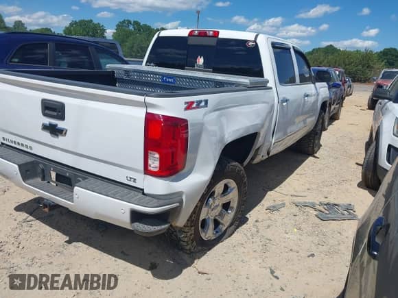 2017 Chevrolet Silverado 1500 LTZ z VIN 3GCUKSEC2HG104684, wystawiony jako IAAI lot #42329981 z przebiegiem 167 129 mil mil oraz . Historia ofert i sprzedaży dostępna na DreamBid. Obrazek 4.