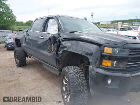 2018 Chevrolet Silverado 2500HD LTZ z VIN 1GC1KWEY1JF196965, wystawiony jako IAAI lot #42261887 z przebiegiem 46 460 mil mil oraz . Historia ofert i sprzedaży dostępna na DreamBid. Obrazek 6.