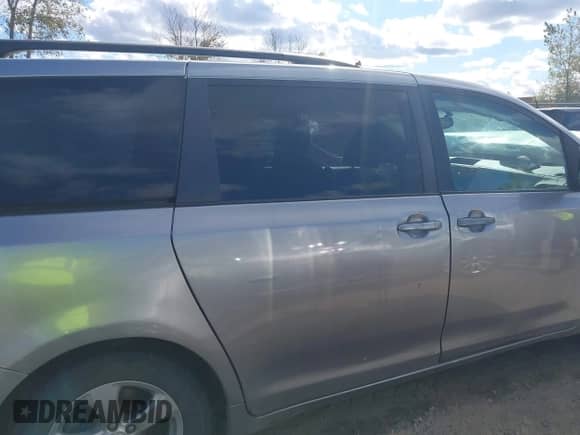 2011 Toyota Sienna LE z VIN 5TDKK3DC9BS047276, wystawiony jako IAAI lot #43385295 z przebiegiem 256 439 mil mil oraz . Historia ofert i sprzedaży dostępna na DreamBid. Obrazek 14.