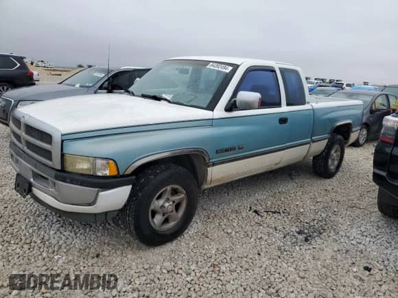 1996 Dodge 1500 z VIN 3B7HC13Z5TG185947, wystawiony jako Copart lot #84392494 z przebiegiem 178 592 mil mil oraz Szkoda całkowita • Salvage title. Historia ofert i sprzedaży dostępna na DreamBid. Obrazek 1.