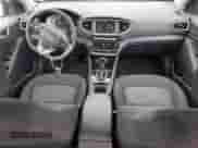 2019 Hyundai Ioniq Blue z VIN KMHC65LCXKU170646, wystawiony jako Copart lot #50733064 z przebiegiem 109 466 mil mil oraz . Historia ofert i sprzedaży dostępna na DreamBid. Obrazek 8.