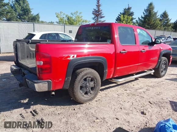 2011 Chevrolet Silverado 1500 LT z VIN 3GCPKSE33BG218147, wystawiony jako IAAI lot #43324112 z przebiegiem 83 575 mil mil oraz . Historia ofert i sprzedaży dostępna na DreamBid. Obrazek 4.