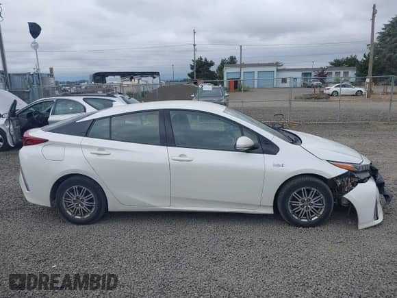 2018 Toyota Prius Plus z VIN JTDKARFP9J3095575, wystawiony jako IAAI lot #42408526 z przebiegiem 166 914 mil mil oraz . Historia ofert i sprzedaży dostępna na DreamBid. Obrazek 13.