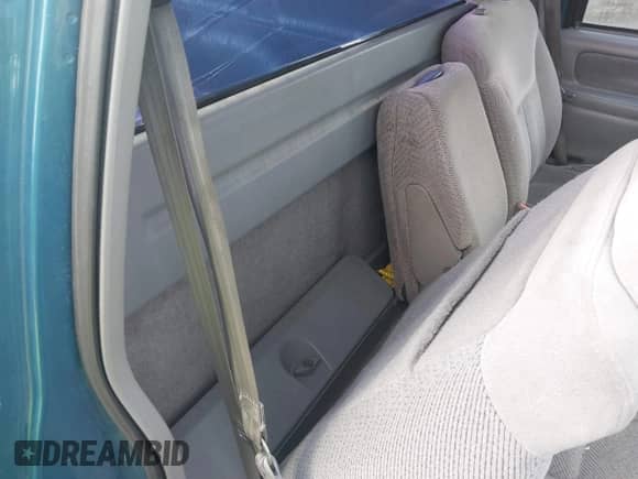 1997 GMC Sierra 1500 z VIN 1GTEK14R7VZ549227, wystawiony jako IAAI lot #43272676 z przebiegiem 229 684 mil mil oraz . Historia ofert i sprzedaży dostępna na DreamBid. Obrazek 8.