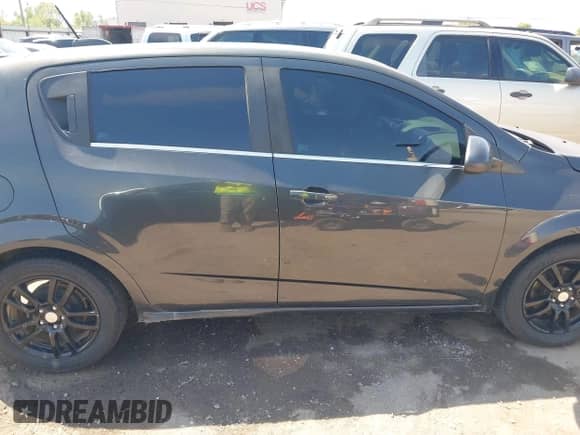 2015 Chevrolet Sonic LT z VIN 1G1JC6SH5F4148222, wystawiony jako IAAI lot #42993222 z przebiegiem 129 499 mil mil oraz . Historia ofert i sprzedaży dostępna na DreamBid. Obrazek 13.
