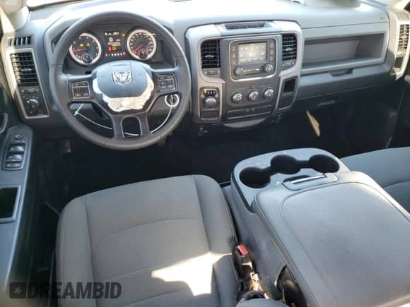 2018 Ram 1500 Tradesman z VIN 1C6RR6KG2JS285565, wystawiony jako Copart lot #42364585 z przebiegiem 72 693 mil mil oraz Szkoda całkowita • Salvage title. Historia ofert i sprzedaży dostępna na DreamBid. Obrazek 8.