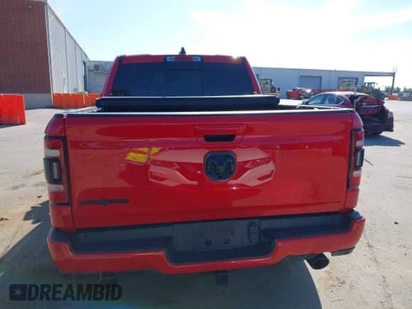 2020 Ram 1500 Big Horn z VIN 1C6RREFT5LN373688, wystawiony jako IAAI lot #42608343 z przebiegiem 83 603 mil mil oraz . Historia ofert i sprzedaży dostępna na DreamBid. Obrazek 16.