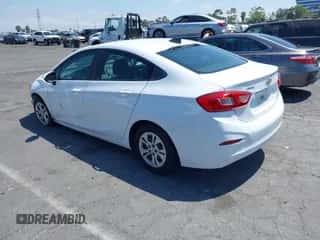 2019 Chevrolet Cruze LS z VIN 1G1BC5SM1K7101175, wystawiony jako IAAI lot #42964183 z przebiegiem 90 933 mil mil oraz . Historia ofert i sprzedaży dostępna na DreamBid. Obrazek 3.