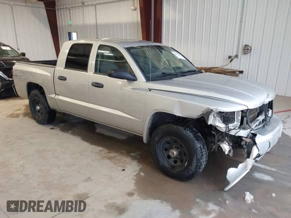 2008 Dodge Dakota SLT с VIN 1D7HW48N18S562245, выставлен на аукционе IAAI как лот 40939208 с пробегом 230 571 миль миль и . История ставок и продаж доступна на DreamBid. Изображение 1.