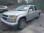 2010 Chevrolet Colorado 1LT z VIN 1GCDSCDE7A8143405, wystawiony jako IAAI lot #41578223 z przebiegiem 158 886 mil mil oraz . Historia ofert i sprzedaży dostępna na DreamBid. Obrazek 2.