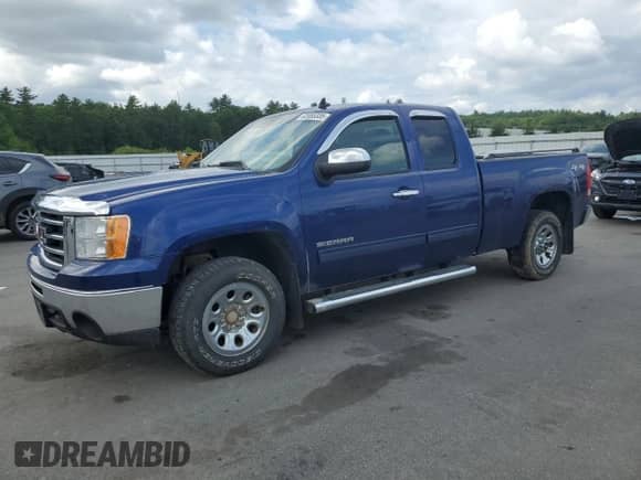 2013 GMC Sierra 1500 SL z VIN 1GTR2UEA8DZ281329, wystawiony jako Copart lot #63055335 z przebiegiem 99 388 mil mil oraz Szkoda całkowita • Salvage title. Historia ofert i sprzedaży dostępna na DreamBid. Obrazek 1.