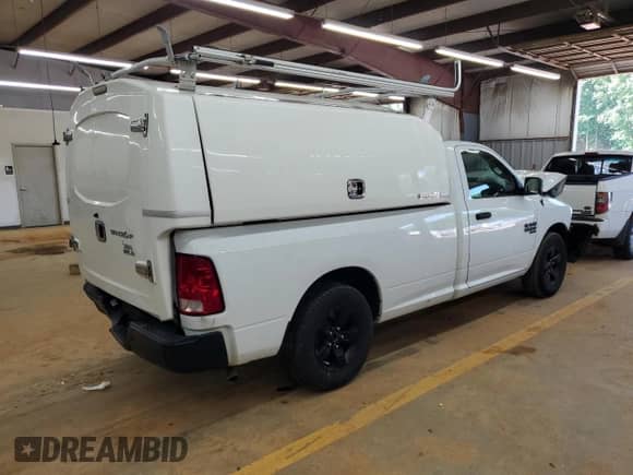 2022 Ram 1500 Tradesman z VIN 3C6JR6DG7NG330314, wystawiony jako Copart lot #56301405 z przebiegiem 83 586 mil mil oraz Szkoda całkowita • Salvage title. Historia ofert i sprzedaży dostępna na DreamBid. Obrazek 3.