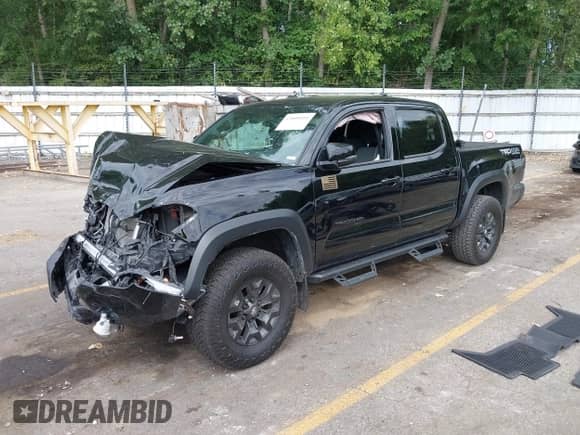 2023 Toyota Tacoma SR z VIN 3TMCZ5AN2PM585925, wystawiony jako IAAI lot #43009810 z przebiegiem 43 671 mil mil oraz . Historia ofert i sprzedaży dostępna na DreamBid. Obrazek 2.