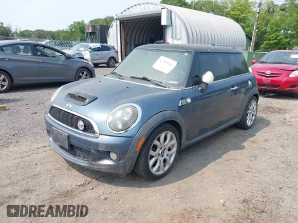 2010 MINI Hardtop S z VIN WMWMF7C54ATZ74321, wystawiony jako IAAI lot #42409281 z przebiegiem 193 547 mil mil oraz . Historia ofert i sprzedaży dostępna na DreamBid. Obrazek 2.