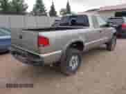 2002 Chevrolet S-10 LS с VIN 1GCCT19W928135600, выставлен на аукционе IAAI как лот 42948133 с пробегом 207 507 миль миль и . История ставок и продаж доступна на DreamBid. Изображение 4.