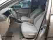 2006 Toyota Corolla LE z VIN 1NXBR32E66Z741386, wystawiony jako Copart lot #85166965 z przebiegiem 86 688 mil mil oraz Czysty tytuł • Clean title. Historia ofert i sprzedaży dostępna na DreamBid. Obrazek 7.