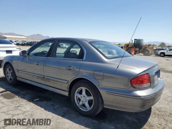 2002 Hyundai Sonata z VIN KMHWF25S72A624112, wystawiony jako Copart lot #56196195 z przebiegiem 54 206 mil mil oraz Szkoda całkowita • Salvage title. Historia ofert i sprzedaży dostępna na DreamBid. Obrazek 2.