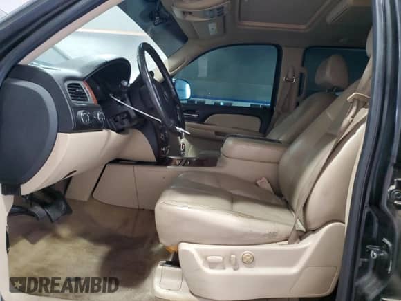 2008 Chevrolet Suburban LTZ z VIN 3GNFK16YX8G158402, wystawiony jako Copart lot #67206405 z przebiegiem 216 058 mil mil oraz Szkoda całkowita • Salvage title. Historia ofert i sprzedaży dostępna na DreamBid. Obrazek 7.