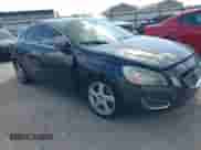 2013 Volvo S60 T5 Premier z VIN YV1612FS6D2185459, wystawiony jako IAAI lot #42867641 z przebiegiem 167 059 mil mil oraz . Historia ofert i sprzedaży dostępna na DreamBid. Obrazek 1.