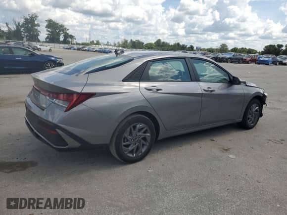 2025 Hyundai Elantra Blue z VIN KMHLM4DJ6SU127354, wystawiony jako Copart lot #68861915 z przebiegiem 22 584 mil mil oraz Szkoda całkowita • Salvage title. Historia ofert i sprzedaży dostępna na DreamBid. Obrazek 3.