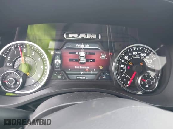 2025 Ram 1500 Big Horn z VIN 1C6RREFP3SN634401, wystawiony jako IAAI lot #41434346 z przebiegiem 4 226 mil mil oraz . Historia ofert i sprzedaży dostępna na DreamBid. Obrazek 15.