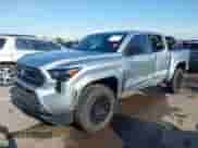 2025 Toyota Tacoma SR z VIN 3TYLB5JN7ST066516, wystawiony jako IAAI lot #43155848 z przebiegiem 2 019 mil mil oraz . Historia ofert i sprzedaży dostępna na DreamBid. Obrazek 2.