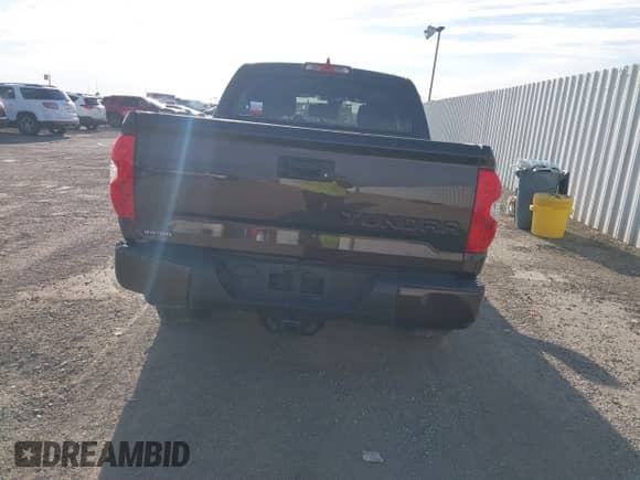 2020 Toyota Tundra Platinum с VIN 5TFGY5F16LX268034, выставлен на аукционе IAAI как лот 41204808 с пробегом 80 218 миль миль и . История ставок и продаж доступна на DreamBid. Изображение 17.