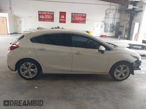 2017 Chevrolet Cruze Premier z VIN 3G1BF6SM0HS603053, wystawiony jako IAAI lot #42439222 z przebiegiem Nie podano mil oraz . Historia ofert i sprzedaży dostępna na DreamBid. Obrazek 14.