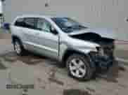 2012 Jeep Grand Cherokee Laredo z VIN 1C4RJEAG7CC236189, wystawiony jako Copart lot #85944985 z przebiegiem Nie podano mil oraz Szkoda całkowita • Salvage title. Historia ofert i sprzedaży dostępna na DreamBid. Obrazek 4.