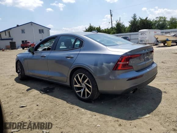 2020 Volvo S60 Momentum z VIN 7JR102FK2LG064613, wystawiony jako Copart lot #62116935 z przebiegiem 44 845 mil mil oraz Szkoda całkowita • Salvage title. Historia ofert i sprzedaży dostępna na DreamBid. Obrazek 2.