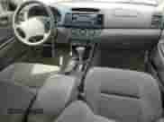 2005 Toyota Camry LE z VIN 4T1BE32K75U060475, wystawiony jako Copart lot #83996795 z przebiegiem Nie podano mil oraz Szkoda całkowita • Salvage title. Historia ofert i sprzedaży dostępna na DreamBid. Obrazek 8.