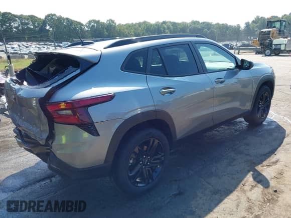 2024 Chevrolet Trax ACTIV z VIN KL77LKE21RC196972, wystawiony jako IAAI lot #43302661 z przebiegiem 17 280 mil mil oraz . Historia ofert i sprzedaży dostępna na DreamBid. Obrazek 4.