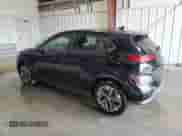 2023 Hyundai Kona SEL z VIN KM8K33AG2PU182330, wystawiony jako Copart lot #81397655 z przebiegiem 26 859 mil mil oraz Czysty tytuł • Clean title. Historia ofert i sprzedaży dostępna na DreamBid. Obrazek 2.