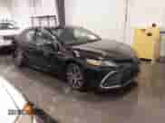 2023 Toyota Camry Hybrid XLE z VIN 4T1F31AK5PU611888, wystawiony jako IAAI lot #41304654 z przebiegiem 40 140 mil mil oraz . Historia ofert i sprzedaży dostępna na DreamBid. Obrazek 1.