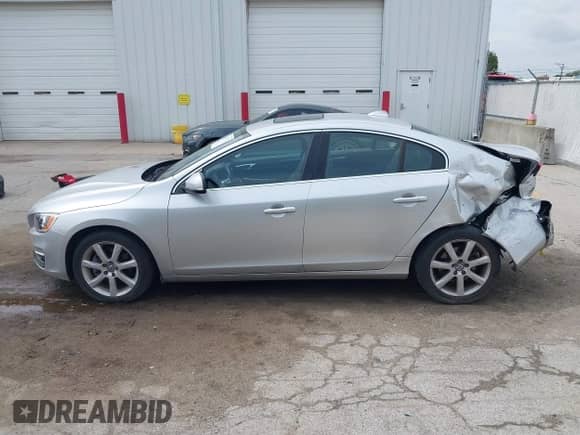 2016 Volvo S60 T5 Drive-E Premier z VIN YV126MFK8G2406947, wystawiony jako IAAI lot #42527322 z przebiegiem 49 795 mil mil oraz . Historia ofert i sprzedaży dostępna na DreamBid. Obrazek 14.