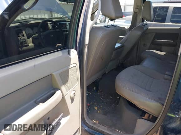 2008 Dodge 1500 ST z VIN 1D7HA18NX8J153910, wystawiony jako IAAI lot #42303506 z przebiegiem 212 036 mil mil oraz . Historia ofert i sprzedaży dostępna na DreamBid. Obrazek 8.