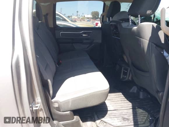 2020 Ram 1500 Big Horn z VIN 1C6RREFG7LN333762, wystawiony jako IAAI lot #42258907 z przebiegiem 51 558 mil mil oraz . Historia ofert i sprzedaży dostępna na DreamBid. Obrazek 8.