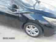 2017 Chevrolet Cruze LT z VIN 3G1BE6SM4HS555625, wystawiony jako IAAI lot #43349157 z przebiegiem 138 113 mil mil oraz . Historia ofert i sprzedaży dostępna na DreamBid. Obrazek 6.