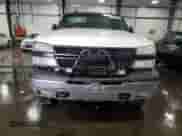 2003 Chevrolet Silverado 2500HD LT z VIN 1GCHK23183F107411, wystawiony jako Copart lot #67766225 z przebiegiem 223 971 mil mil oraz Szkoda całkowita • Salvage title. Historia ofert i sprzedaży dostępna na DreamBid. Obrazek 5.