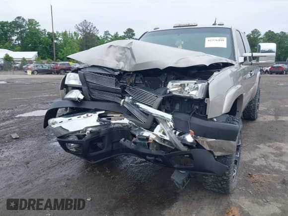 2004 Chevrolet Silverado 2500HD LT z VIN 1GCHK29114E215156, wystawiony jako IAAI lot #42376499 z przebiegiem Nie podano mil oraz . Historia ofert i sprzedaży dostępna na DreamBid. Obrazek 6.